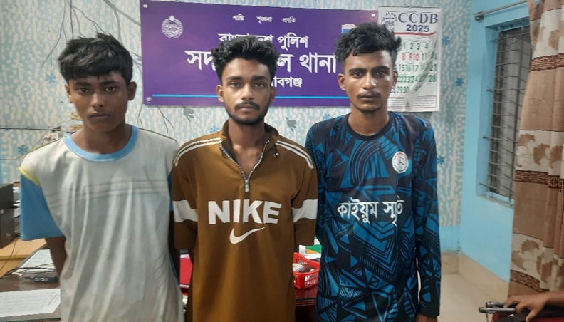 চাঁপাইনবাবগঞ্জে বিস্ফোরক মামলায় ৩ কিশোর গ্যাং সদস্য গ্রেপ্তার